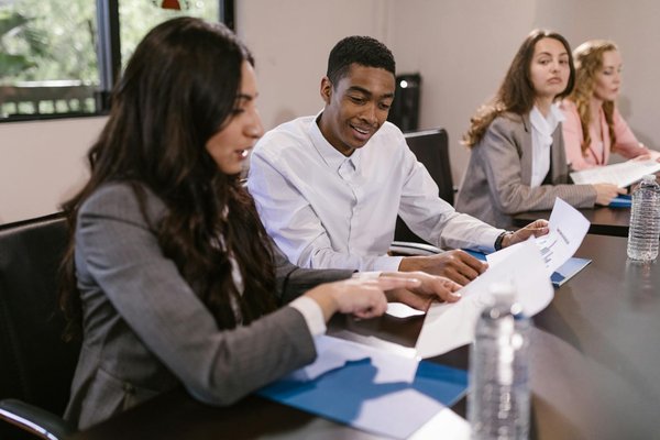 Exploration des Enjeux Juridiques des Retours Anonymes en Entreprise : Ce que Vous Devez Savoir